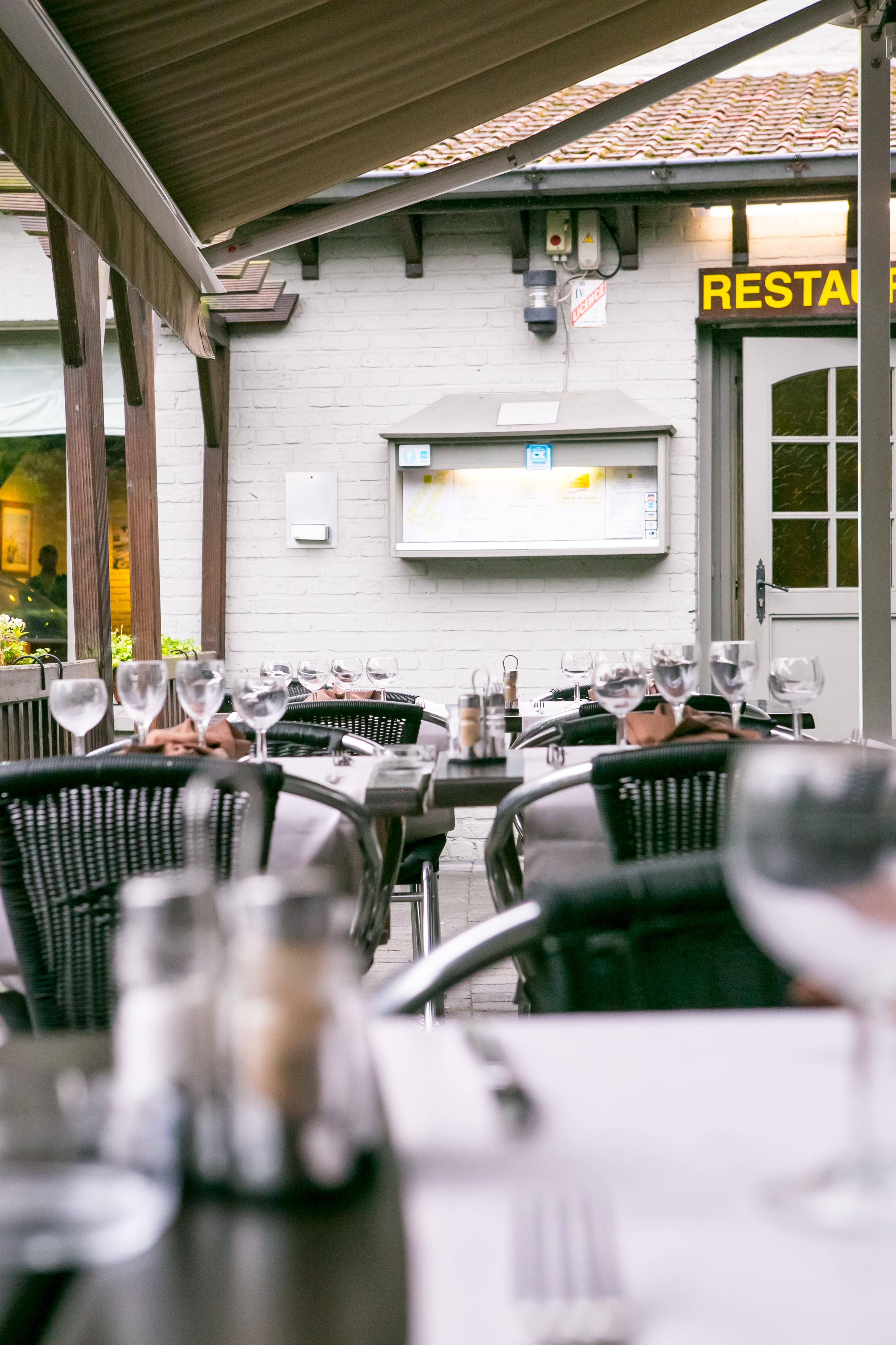 Logis Hotel Restaurant Des Acacias Lille Neuville En Ferrain Exterior photo