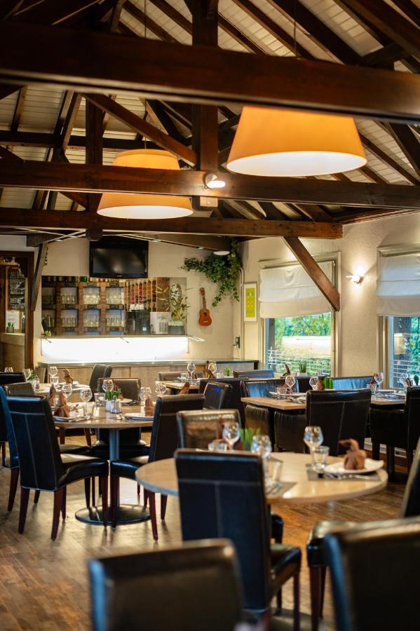 Logis Hotel Restaurant Des Acacias Lille Neuville En Ferrain Exterior photo