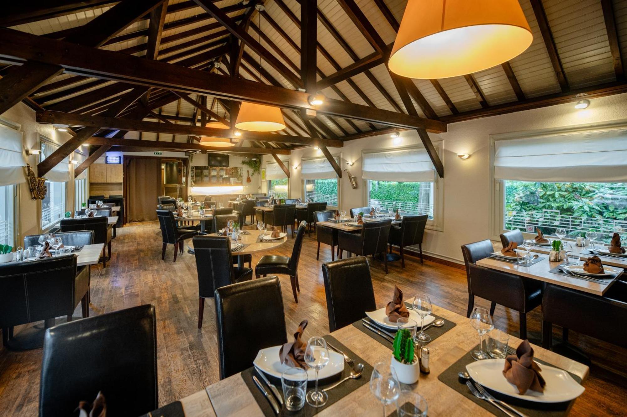 Logis Hotel Restaurant Des Acacias Lille Neuville En Ferrain Exterior photo