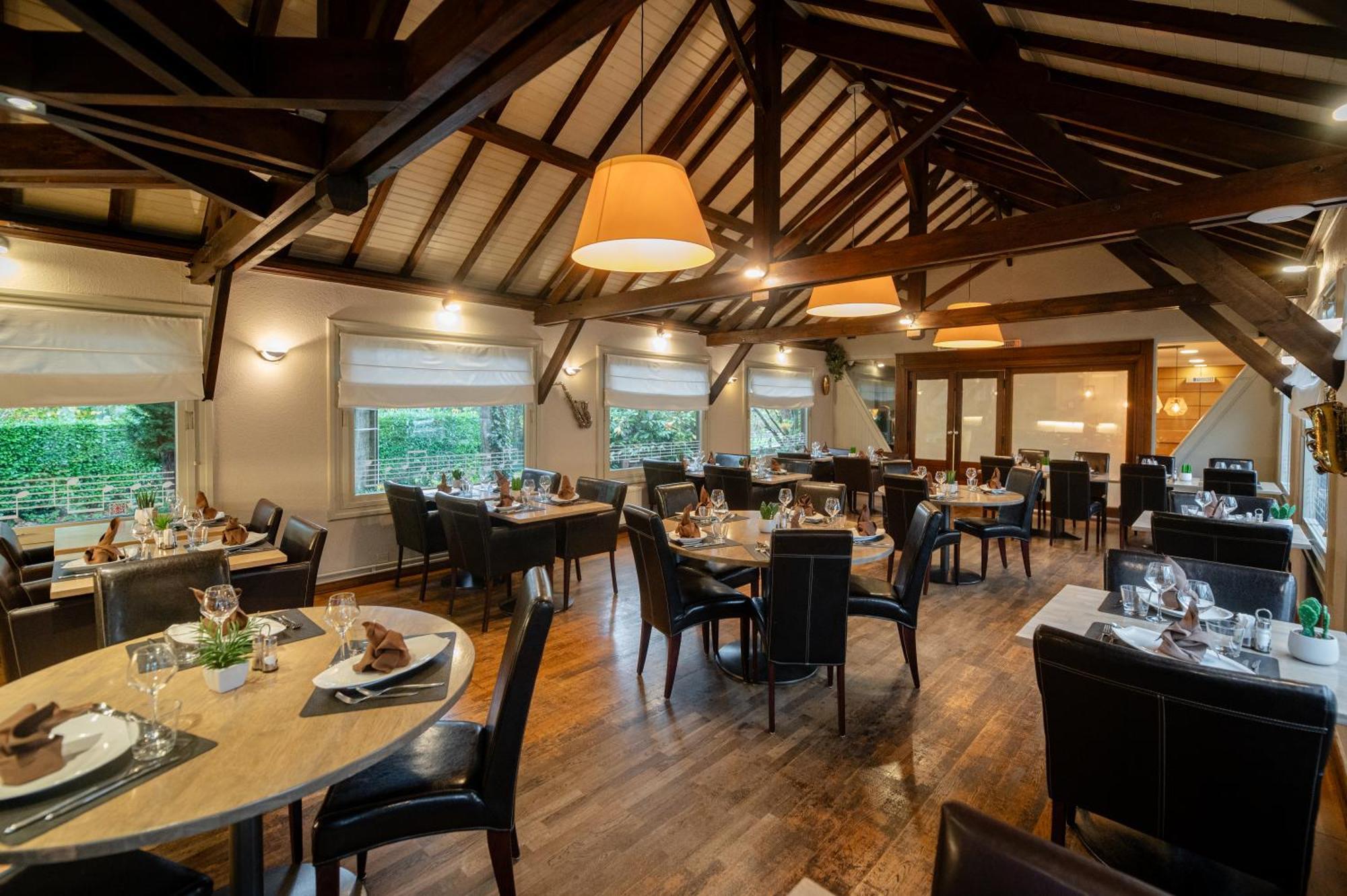 Logis Hotel Restaurant Des Acacias Lille Neuville En Ferrain Exterior photo