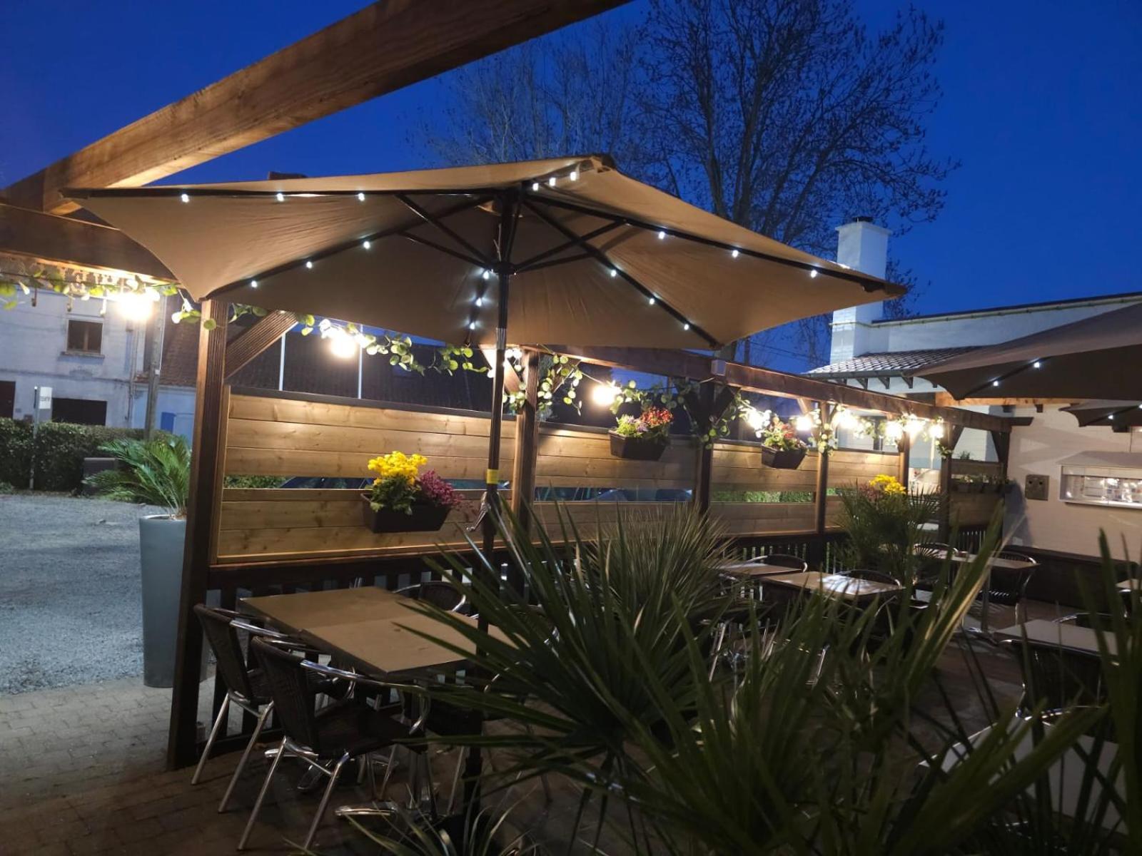 Logis Hotel Restaurant Des Acacias Lille Neuville En Ferrain Exterior photo